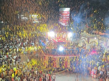 रथ का पुष्प वर्षा कर स्वागत किया गया। - Dainik Bhaskar