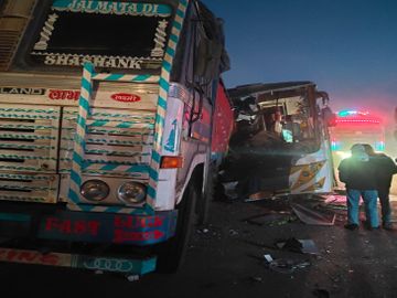 खड़े ट्रक के पीछे से तेज रफ्तार सवारी बस टकरा गई। - Dainik Bhaskar