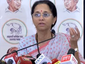 Supriya Sules Concern For Sunetra Pawar Over Flight Glitch | Maharashtra