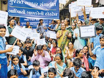 હોસ્ટેલનું ગેરકાયદે બાંધકામ તોડવા ગયા તો સંચાલકે વિદ્યાર્થીઓને જ રજા આપી ધરણાં કરવા બેસાડી દીધા|સુરત,Surat - Divya Bhaskar