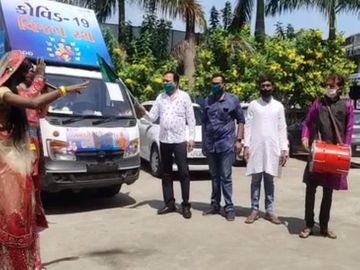 રાજકોટમાં શાસકોને કોરોના જાગૃતિ માટે રથનું ઓપનિંગ કરવાનો સમય ન મળતા વિરોધ પક્ષે ઓપનિંગ કરી નાખ્યું|રાજકોટ,Rajkot - Divya Bhaskar
