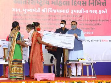 રાજ્યની આંગણવાડી કાર્યકર અને તેડાગર બહેનોને હવે DBTથી માનદ વેતન સીધુ જ બેંક ખાતામાં મળશે|અમદાવાદ,Ahmedabad - Divya Bhaskar
