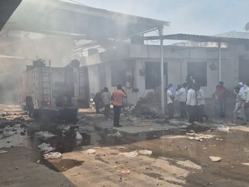 Major accident at firecracker factory in Deesa | ડીસામાં ફટાકડા ફેક્ટરીમાં  મોટી દુર્ઘટના: બોઈલર ફાટવાથી ભીષણ આગ લાગી, 5 મજૂરના મોતની આશંકા - Deesa  News | Divya Bhaskar