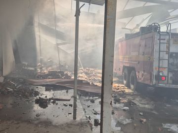 Major accident at firecracker factory in Deesa | ડીસામાં ફટાકડા ફેક્ટરીમાં  મોટી દુર્ઘટના: બોઈલર ફાટવાથી ભીષણ આગ લાગી, 5 મજૂરના મોતની આશંકા - Deesa  News | Divya Bhaskar