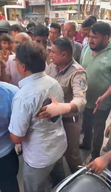 Patan city municipality imposes Rs 1 lakh fine on those who pressured | દંડ  ફટકાર્યો: પાટણ શહેરમાં પાલિકાએ દબાણ કરનારાઓને 1 લાખ દંડ ફટકાર્યો - Patan  News | Divya Bhaskar