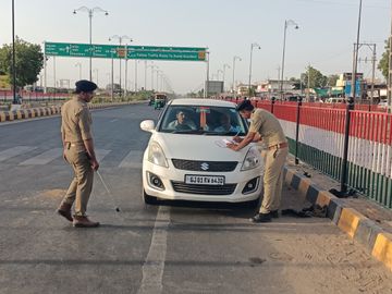 Tharad Police Traffic Drive: Black Film Vehicles Detained, Fined | થરાદ  પોલીસની કાળા કાચવાળા વાહનો પર કાર્યવાહી: બ્લેક ફિલ્મ ઉતરાવી, નિયમભંગ કરનારા  વાહનો ડિટેઈન કરાયા ...