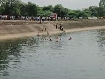 ગાંધીનગર પાસે કેનાલમાં કાર ખાબકતાં 3 ડૂબ્યા: 'બચાવો બચાવો..' ખુશીએ બૂમો  પાડી પણ ડૂબતાં મોત, ભાઈ-બહેન સહિત ત્રણેયની ડેડબોડી કઢાઈ; તમામ અમદાવાદના રહીશ