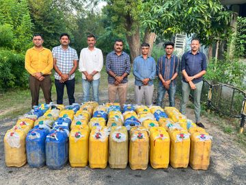 1470 liters of country liquor seized from a locked house | બંધ મકાનમાંથી  1470 લિટર ભરેલાં 42 કેરબા દેશી દારૂ ઝડપાયો: મહેસાણા એલસીબીએ ભાણપુરમાંથી  2.94 લાખનો દેશી દારૂનો ...