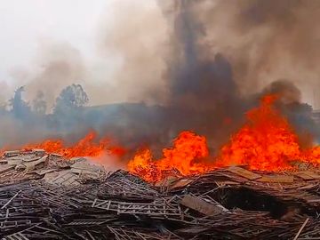 Halol MG Motors Scrap Vendor Godown Blaze Fire Teams Efforts | હાલોલના MG  મોટર્સ સ્ક્રેપ વેન્ડરના ગોડાઉનમાં ભીષણ આગ: આગ કાબૂમાં લેવા અનેક ફાયર ટીમો  ઘટનાસ્થળે, મેજર કોલ ...