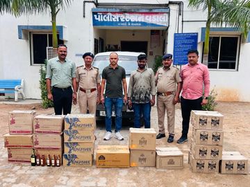 Liquor worth 2.52 lakh seized from Eco near Wadali | વડાલી નજીકથી ઇકોમાંથી  2.52 લાખનો દારૂ ઝડપાયો: ચાલક ઝડપાયો, 4.57 લાખનો મુદ્દામાલ જપ્ત, 13 સામે ગુનો  - sabarkantha (Himatnagar ...