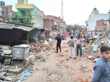 115 houses and shops on TP Road, passing through the society near Hatkeshwar  Sub-Zonal Office, were demolished. | 115 મકાનો-દુકાનો પર બૂલડોઝર ફેરવાયું: હાટકેશ્વર  સબ ઝોનલ ઓફિસ પાસેની ...