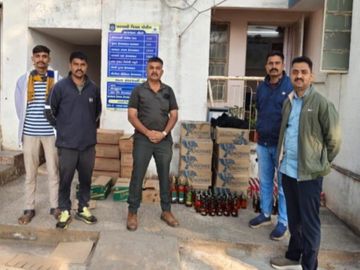 ISRI police seize liquor worth Rs 8.25 lakh from Creta vehicle | ઈસરી  પોલીસે દારૂ ઝડપ્યો: રાજગોળ ગામ નજીક ક્રેટા ગાડીમાંથી ₹8.25 લાખનો દારૂ ઝડપાયો,  ડ્રાઈવર અને બુટલેગર ...