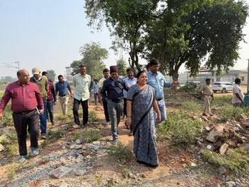 MP-Railway officials visit Salal station | સાંસદ-રેલવે અધિકારીઓએ સલાલ  સ્ટેશનની મુલાકાત લીધી: ફૂટ-ઓવર બ્રિજ, રોડ અપગ્રેડેશન મુદ્દે સ્થાનિકોની  રજૂઆતો સાંભળી ...