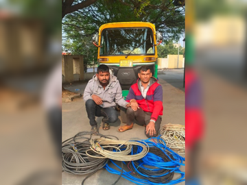 Two men from Chandtekari, Modasa, caught with five bundles of stolen cables  | કેબલ ચોરી કરનાર પકડાયા: મોડાસાના ચાંદટેકરીના બે શખ્સો ચોરી કરેલા કેબલના  પાંચ બંડલ સાથે ઝડપાયા ...
