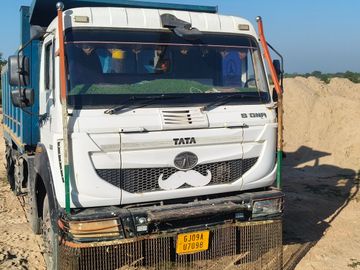 Sabarkantha Dumpers Seized; Geology Office Fines $5$ Lakh, $1$ Crore Assets  Seized VIDEOS | સાબરકાંઠામાં પાસ-પરમિટ વિનાના બે ડમ્પર ઝડપાયા: ભૂસ્તર  કચેરીએ 5 લાખ દંડ ફટકાર્યો, 1 કરોડનો ...