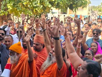 Dwarka Cow Meat Seized; Hindu Groups & Saints Protest