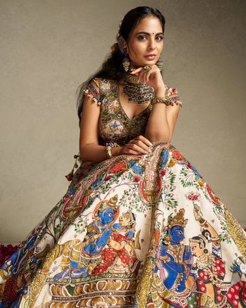 Isha Ambani Navratri Swadesh Torani Chaniya Choli Cost; 2000 Hours Craft  Radha Krishna Raas Work Details