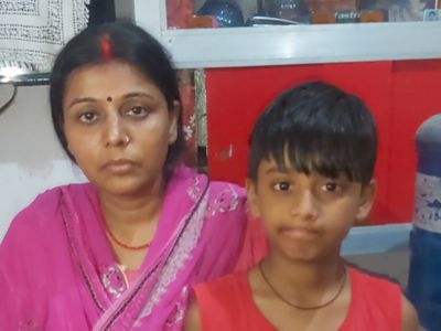 जेवरात साफ करने वाला पाउडर बेच रहे थे दो अपराधी, मौका मिलते ही कान का बाली  एवं तीन अंगूठी लेकर फरार | Two criminals were selling jewelry cleaning  powder, they fled with