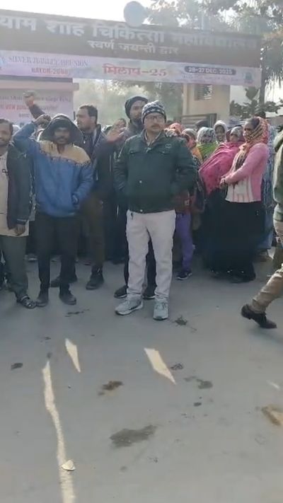 दो महीने से नहीं मिली सैलरी, इजायल कंपनी के खिलाफ आक्रोश - दैनिक भास्कर |  Dainik Bhaskar