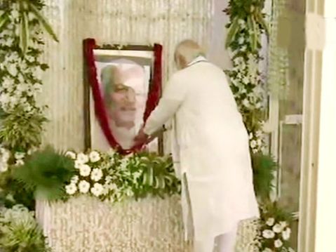 प्रधानमंत्री ने केशुभाई के घर पहुंचकर उन्हें श्रद्धाजंलि दी; मोदी 2 दिन के दौरे पर हैं|देश,National - Dainik Bhaskar
