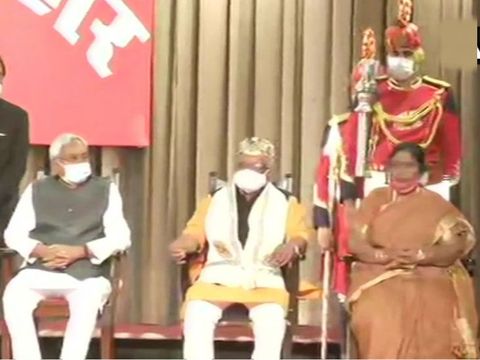 नीतीश 7वीं बार मुख्यमंत्री बने, डिप्टी सीएम के 2 दावेदारों तारकिशोर और रेणुदेवी ने शपथ ली|बिहार,Bihar - Dainik Bhaskar