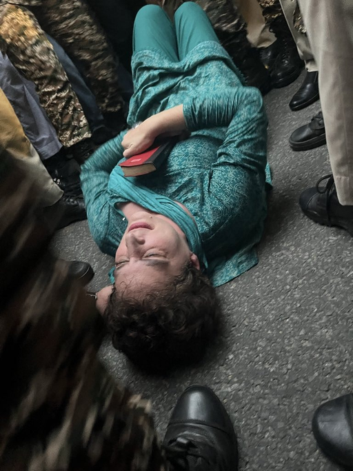 प्रदर्शन के दौरान प्रियंका गांधी की तबीयत बिगड़ने की बात सामने आई थी। इसके बावजूद उन्होंने सड़क पर बैठकर और कुछ देर लेटकर विरोध जारी रखा था।