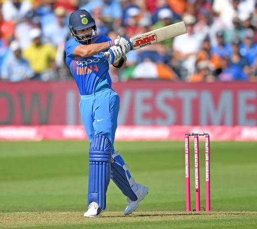 વિરાટ કોહલીએ એક ઇન્ટરવ્યૂમાં કહ્યું હતું કે તેને સફેદ જૂતા પહેરીને રમવાનું ગમે છે.