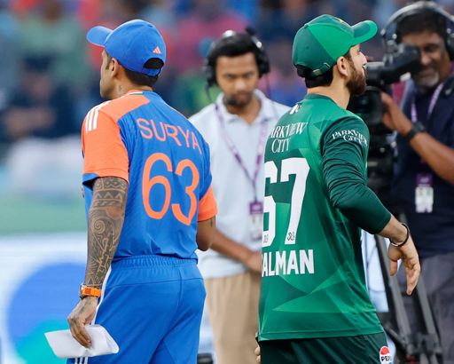 એશિયા કપમાં ટોસ બાદ ભારતીય કેપ્ટન સૂર્યકુમાર યાદવે પાકિસ્તાનના કેપ્ટન સલમાન અલી આગા સાથે હાથ મિલાવવાનો ઇનકાર કર્યો હતો.