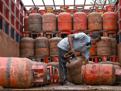 कच्चे तेल की कीमत बढ़ने से देश में LPG गैस सिलेंडर के दाम और बढ़ सकते हैं। (फाइल फोटो)