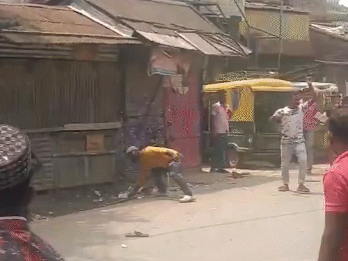 बंगाल के बासंती विधानसभा सीट पर चुनाव प्रचार के दौरान भाजपा और टीएमसी कार्यकर्ता आपस में भिड़ गए।