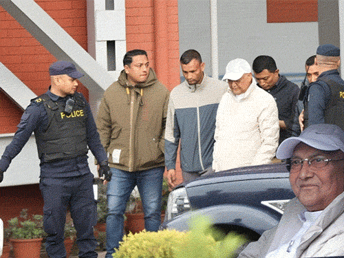 नेपाल के पूर्व प्रधानमंत्री केपी शर्मा ओली को काठमांडू स्थित उनके घर से गिरफ्तार किया गया।