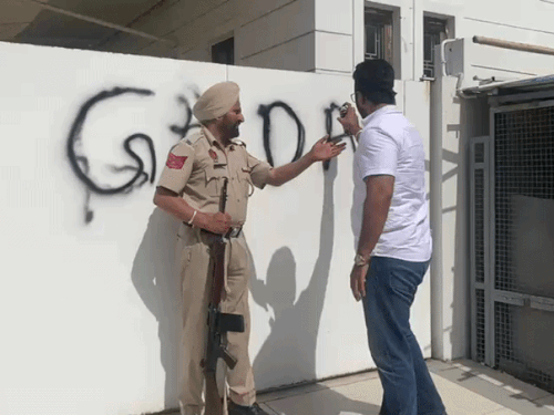 हरभजन सिंह के घर के बाहर गद्दार लिखते हुए AAP कार्यकर्ता।