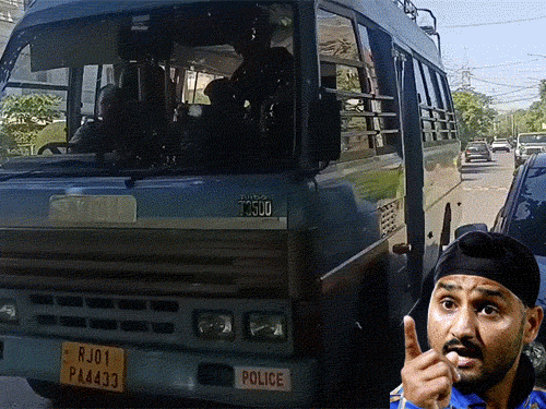 पूर्व क्रिकेटर हरभजन सिंह के घर के बाहर तैनात CRPF की टीम। यहां करीब 7 जवान आए हैं।