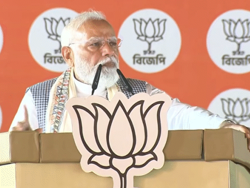 PM मोदी ने पश्चिम बंगाल के कूचबिहार में रैली को संबोधित किया।