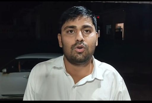 बिजली बिल के बारे में जानकारी देते हुए पुनीत बुलाना।