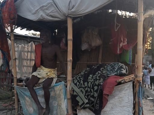 पिछले 23 सालों में 400 घर नदी में समाए, विस्थापित लोग सड़क किनारे रहने को  मजबूर | Bagmati river erosion continues in Samastipur - Dainik Bhaskar