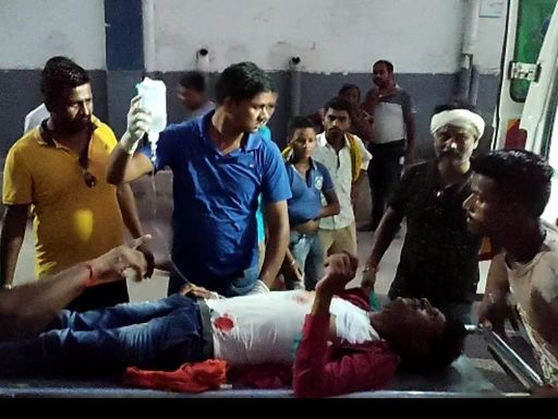 एनएच 107 पर दिनदहाड़े बाइक रोकी, फिर पत्नी और बच्चा के सामने सीने में दाग  दी गोली | Bike stopped in broad daylight on NH 107, then shot in the chest  in