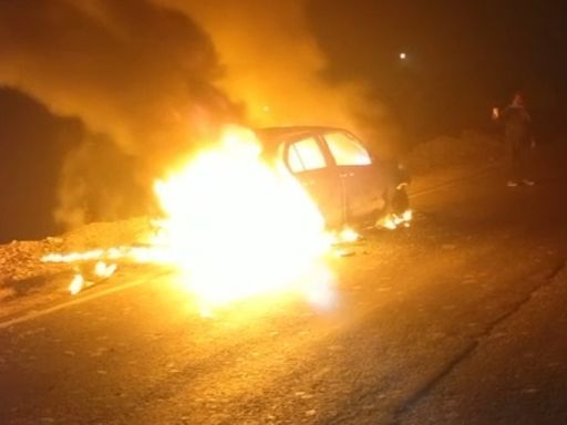 नालंदा में कार सवारों ने कूदकर बचाई अपनी जान, पटना से जा रहे थे जमुई | Car  riders saved their lives by jumping in Nalanda, going from Patna to Jamui -  Dainik Bhaskar