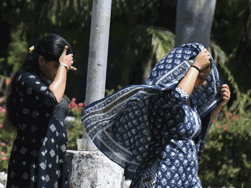 चंडीगढ़ में तेज धूप से बचती युवतियां।