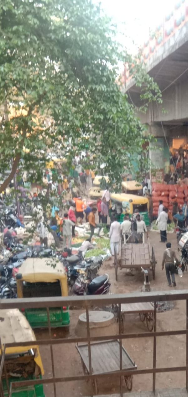 मंगलवार सुबह लक्ष्मीगंज सब्जी मंडी में इस तरह भीड़ रही, ऐसा रहा तो कैसे संक्रमण को फैलने से रोका जा सकेगा