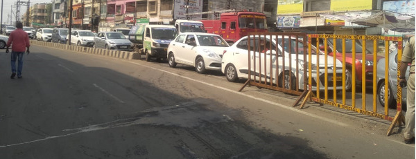 कोलार से चुनाभट्‌टी की तरफ आने वाले वाहनों की जांच में वाहनों की लंबी कतार लग गई