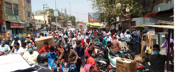 भिंड में जाम की वजह से लोग तेज घूप में खड़े रहने को मजबूर रहे।