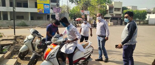 घरों से बाहर निकलने वालों से लेकर प्रशासनिक अधिकारी।