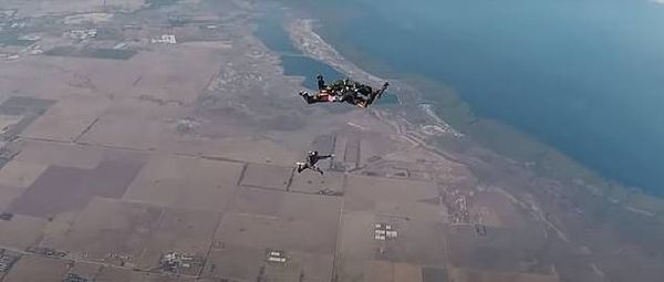 સ્કાય ડાઈવિંગ સ્પર્ધાની તસવીર