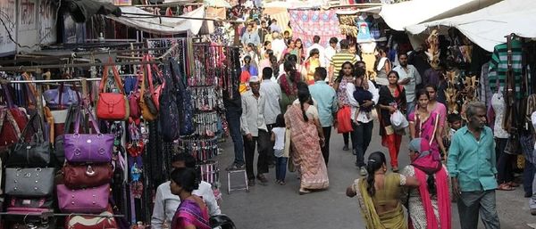 लक्ष्मीनगर इलाके में कुछ भीड़ जरूर देखने को मिली।