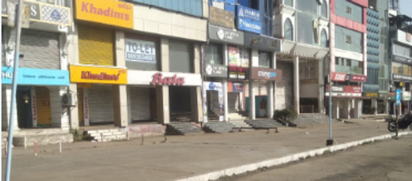 विट्‌ठल मार्केट की सभी दुकानें बंद दिखी। यहां एक दुध की दुकान खुली है।