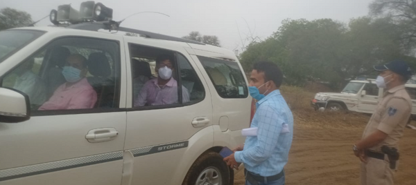 खरीद केंद्रों का निरीक्षण करने पहुंचे कलेक्टर सहित अन्य अफसर।