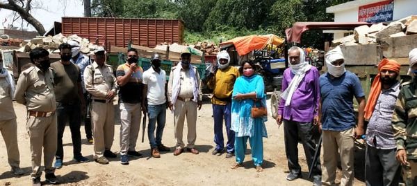 कार्यवाही के दौरान मौजूद अमला