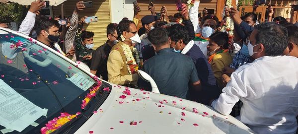 घर के सामने मुख्यमंत्री चौहान का स्वागत करते सतीश नायक।