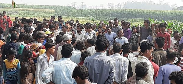 घटनास्थल पर उमड़ी ग्रामीणों की भीड़।